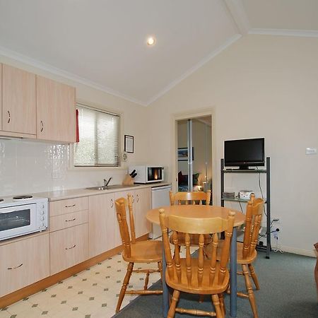 Triabunna Cabin & Caravan Park ภายนอก รูปภาพ